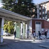 ...ci ritroviamo nell�ultimo troncone di via Amendola. Sulla sinistra la strada � in gran parte occupata dal muro di cinta del Campus universitario, presente qui con i primi dipartimenti dal 1951