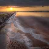 � l�ultimo atto della nostra visita alle saline. Tornando verso Margherita di Savoia sembra di essere parte di un quadro: il sole all�orizzonte tinge l�acqua dei vasconi di arancione, mentre gli strati galleggianti di quell�oro bianco, cos� prezioso da millenni, brillano poco prima che luce lasci il posto alla sera