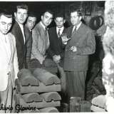 La fabbrica aveva sede in via Ammiraglio Caracciolo 22 ed era diretta dal commendatore Francesco Carrozza (l'ultimo a destra nella foto)