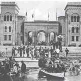 I lavori durarono dal 1929 sino alla met� degli anni 30 e originariamente previdero un uso pi� esteso delle lanterne, che arrivavano addirittura fino all�entrata monumentale della Fiera del Levante: molto pi� a nord rispetto ad ora