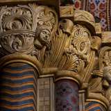 La chiesa, a croce latina, � divisa in tre navate da variopinte semicolonne adornate da capitelli...