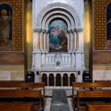 Nella navata destra invece ecco l�altare con il mosaico di Sant'Antonio, rappresentato assieme alla Vergine e al Bambino, copia dell�originale fiammingo di Van Dick