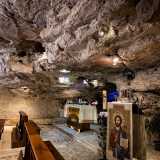 ...per via del basso soffitto, della luce soffusa e della roccia presente su ogni lato