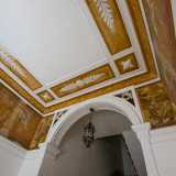 Se il soffitto � semplicemente decorato con degli stucchi, sulla parte superiore delle pareti si trovano delicati affreschi color ocra