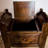 ...e particolari oggetti quali un gabinetto in legno...