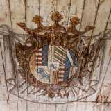 ...una grande stanza dominata dal soffitto su in legno su cui � disegnato lo stemma degli Acquaviva d�Aragona