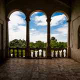 ...saliamo la scala predetta per giungere al piano nobile dell�edificio, introdotto da uno splendido patio...