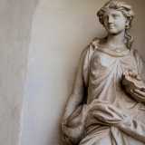 ...decorato con eleganti statue femminili in pietra