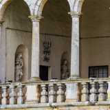 ...quest�ultima conduce a un patio arricchito da tre arcate che poggiano sui capitelli di slanciate colonne