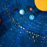 C�� anche spazio per simpatici e colorati modellini del Sistema solare e dell�Universo e non � un caso...