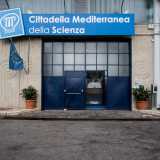 Ad accogliere gli ospiti c�� un�insegna bianca su sfondo blu, situata su un portone che permette di entrare...