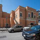 E qui, nell�isolato compreso tra le vie Lucera, Bengasi e Lecce, si erge Palazzo Caleno: un possente fabbricato color salmone che comprende terrazzine, loggiati racchiusi da archi, una torretta, una cappella...