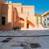 ...ritrovandoci in un ampio e grazioso cortile che ci conduce al suo interno