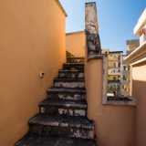Una scala inserita nella torretta ci permette poi di salire al piano superiore (attualmente non utilizzato), per passare sul terrazzo...
