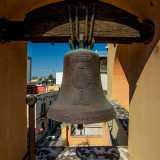 E qui ci fermiamo ad osservare la piccola campana costruita ad Agnone, paese molisano famoso per la realizzazione di questi manufatti