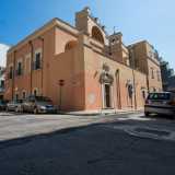 Sul portale della chiesetta, il cui ingresso si affaccia su via Lecce...