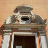 ...si legge un�epigrafe posta in corrispondenza dell�architrave barocco...