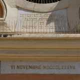 ...� datata 6 novembre 1887 e recita in latino: Invenietis infantem pannis involutum, et positum in praesepio� (�Troverete un bambino avvolto in fasce, posto in un presepio�)