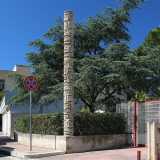 Il nostro tour alla ricerca dell�arte �nascosta� di Bari inizia in via Robert Schumann 12. All�ingresso di un condominio costruito dalla ditta Lobosco tra il 1981 e il 1982, si staglia una sorprendente riproduzione in cemento di una colonna istoriata, monumento onorario dell�antica Roma