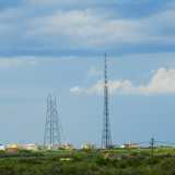 Un�enorme struttura di metallo, alta ben 110 metri, sta sorgendo in questi giorni nelle campagne baresi. Dal 9 maggio infatti una ditta specializzata di Brescia � alle prese con l�innalzamento di un�antenna radio che andr� a sostituire la vicina �Torre Eiffel�, traliccio costruito nel 2011 ma in procinto di essere smantellato