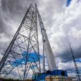 L�impatto visivo � notevole, con questo gigante di metallo che sembra toccare il cielo, emanando il fascino del progresso e la bellezza dell�essenzialit�