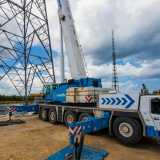 Ai suoi piedi � posta un�autogr�, quella che permette agli operai di arrampicarsi sulla struttura e lavorare ad alta quota
