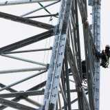 ...attaccato a un cavo cerca l�equilibrio librandosi in aria