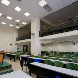 E tra grandi e luminose aule soppalcate...