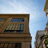 Ovvero un edificio le cui vetrate rappresentano sicuramente l�elemento pi� suggestivo, sia per le dimensioni che per la suddivisione a quadri marcata da infissi neri