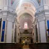 ...ci ritroviamo in una chiesa a croce greca iscritta in un quadrato: un ambiente elegantemente ristrutturato, dove a farla da padrone sono i marmi e le pareti colorate