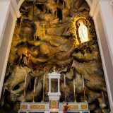 Dopo aver oltrepassato una cappella laterale che riproduce la grotta della Madonna di Lourdes, simile a quella ospitata nella chiesa di San Giuseppe di Bari, ci avviciniamo all�ingresso