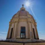 E una volta arrivati in cima, possiamo ammirare finalmente da vicino la grande cupola: una costruzione maestosa e austera che guarda Giovinazzo dall�alto...