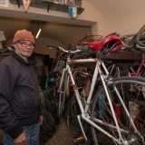 Ci presenta anche la sua bici, una Bianchi in carbonio: la stessa che utilizza ogni giorno per venire a Madonnella dal quartiere Picone, l� dove vive solo da quando � morta sua moglie 5 anni fa