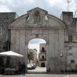 ...e conduce dopo 400 metri a un grande arco in pietra bianca. Siamo davanti all�antico ingresso di Loseto vecchia, fatto costruire nel 1778 da Francesco De Ruggiero, figlio di Cesare