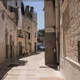 Ci inoltriamo ora tra le bianche e strette stradine del borgo...