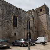 E anche Loseto ha un suo castello. Si trova in piazza Guido De Ruggiero, dove si staglia una possente costruzione di origine normanno-sveva a pianta pentagonale in pietra e tufo. La facciata � caratterizzata dal grande portone d�ingresso in legno e da un�alta torre...