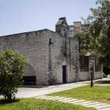 Tra i �grattacieli� si trova per� un edificio religioso degno di menzione. E� la cappella rurale del Santissimo Salvatore una chiesetta del 1418 oggi inglobata in un giardino pubblico