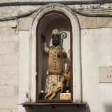Ad ovest invece, in una nicchia, fa bella mostra di s� una statua in pietra del 1850 raffigurante �San Nicola nero�, simile a quella custodita nella cappella situata di fronte all�entrata del Porto