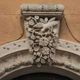 ...segnato da edifici sui quali � facile imbattersi in stemmi raffiguranti tre rose. Si tratta dell�antico simbolo di Loseto, che nel 400 per un errore di trascrizione della cancelleria aragonese fu a lungo chiamato Roseto
