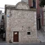 Ritorniamo sulla piazzetta, per incontrare di fronte alla chiesa una piccola struttura di pietra calcarea, cornicione aggettante e timpano curvilineo. � ci� che resta del palazzo del Sedile del XVI secolo