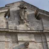 Sul monumento, costituito da un imponente fornice affiancato da lesene e sormontato da un timpano, compare lo stemma baronale della famiglia e una targa che elogia l�operosit� del contado