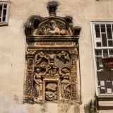Tra le chicche presenti nel centro storico, spicca su una parete di vicolo Madonna una sorta di edicola religiosa composta da un elegante bassorilievo in materiale tufaceo: raffigura due immagini femminili sovrastate dalla figura del Creatore