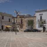 Una volta attraversato, ci immettiamo nella graziosa piazza Vittorio Emanuele III, pavimentata a �chianche� e resa vivace dal colore verde degli alberi che la circondano