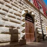 Il Palazzo De Mattis di Corato, meglio noto come "Palazze de re p�te pezzute". Il motivo del soprannome sta nel suo affascinante rivestimento rossiccio in bugnato a punta di diamante...

