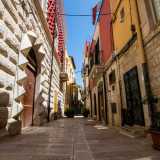 ...che ci porta in via De Mattis, l� dove si staglia la facciata principale del palazzo, divisa in due parti...