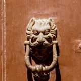 ...il cui battiporta raffigura un grifone, simbolo dei Griffi