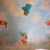 Volgiamo cos� lo sguardo verso l'alto, ammirando su uno dei soffitti un affresco realizzato in et� moderna. Il disegno ritrae un cielo con quattro donne, ciascuna raffigurante una virt� raccomandata dal cattolicesimo: la prudenza, la giustizia, la forza e la temperanza