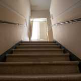 Davanti a noi imbocchiamo la scalinata in pietra lavica che conduce al piano superiore, quello nobiliare