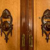L'accesso alle stanze avviene attraverso due porte in legno con decorazioni di cinque secoli fa