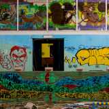 Attraverso un corridoio entriamo cos� in un ampio ambiente dove ogni angolo delle pareti � stato disegnato dai writers, che qui hanno letteralmente dato sfogo alla loro creativit�